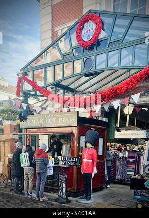 Stand allemand de hot dog au marché Jubilee à Covent Garden, Londres 2022 Banque D'Images