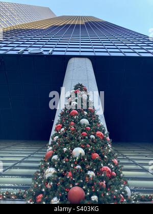 New York, New York, États-Unis – 26 novembre 2022 : vue du bâtiment 101 Park Avenue avec arbre de Noël à l'approche de la nuit. La photo est en train de regarder le bâtiment au point de fuite. Banque D'Images