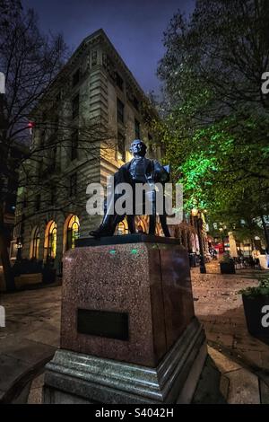 La statue de George Peabody dans la City de Londres, assise, philanthrope américain et grand bienfaiteur de The London Poor by W. Story a été dévoilée le 23rd juillet 1869. Banque D'Images