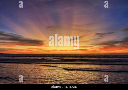 Coucher de soleil sur la mer à Bali Banque D'Images