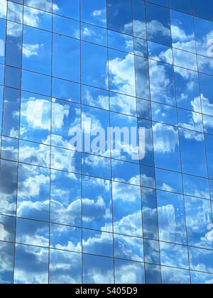 Le ciel se reflète sur une façade en verre. Banque D'Images