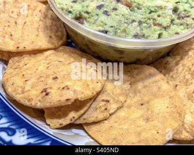Guacamole et frites dans un bol Banque D'Images