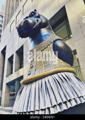 New York, New York, Etats-Unis - 26 novembre 2022 : statue de ballerine Hippo à l'extérieur de Park Avenue, près de la gare Grand Central de Manhattan Banque D'Images