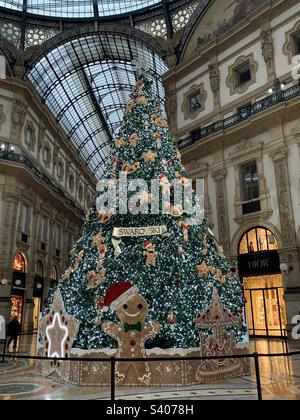 Arbre de Noël SWAROVSKI à Milan, Italie. Banque D'Images