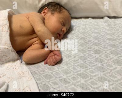 Bébé fille de six jours dormant. Prématuré tardif Banque D'Images