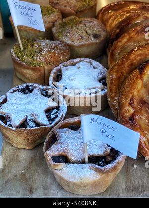 Tarte au mince de Noël dans la fenêtre de la boulangerie Banque D'Images