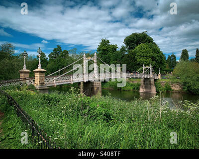 24 mai 2022 - Hereford, Royaume-Uni : Ornated Victoria Bridge à travers la rivière Wye à Hereford est un pont ouvert en 1898 pour commémorer le Jubilé de diamant 1897 de la reine Victoria. Une photo de téléphone portable avec un post-traitement de téléphone ou de tablette. Banque D'Images