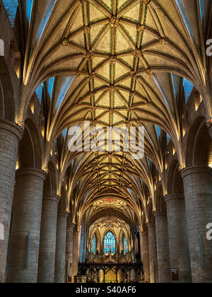 Décoration intérieure magnifiquement ornée donnant vers le haut à l'intérieur de l'abbaye de Tewkesbury, Gloucestershire, Royaume-Uni. Une photo de téléphone portable avec un post-traitement de téléphone ou de tablette. Banque D'Images