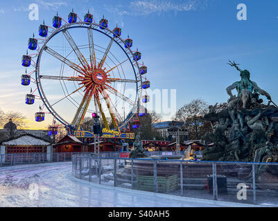 Marché de Noël avec grande roue. Fontaine de Neptune et patinoire, Alexanderplatz, Mitte, Berlin Banque D'Images