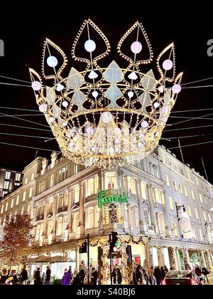 Illuminations de Noël à Londres, en Angleterre, à l'extérieur du magasin de luxe Femwick sur New Bond Street, décembre 2022 Banque D'Images