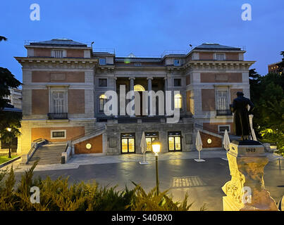 Musée El Prado, vue de nuit. Madrid, Espagne. Banque D'Images