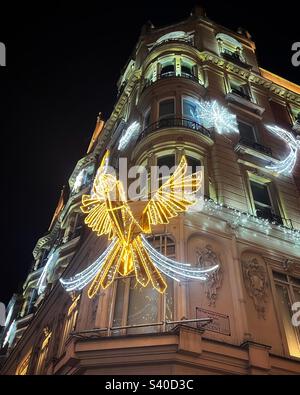 Angel Christmas s'allume dans un magasin de Knightsbridge à Londres la nuit Banque D'Images