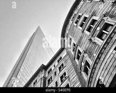 L'ancien et le nouveau. Architecture contrastée à Boston, Massachusetts, États-Unis. Le bâtiment haut moderne est la tour John Hancock. Photo en noir et blanc. Banque D'Images