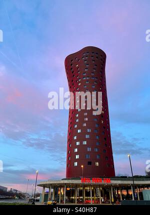 L'hôtel Porta Fira ou Torres de Toyo Ito est un hôtel de 28 étages, 113 m (371 pieds) de gratte-ciel primé par Toyo Ito sur la Plaza de Europa à Barcelone, Espagne - vue complète Banque D'Images