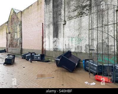 Dumfries, Écosse le 31 décembre 2022, suite à de graves inondations de la rivière Nith avec des poubelles à roulettes renversées par l'eau. Banque D'Images