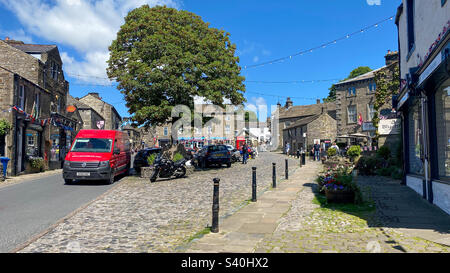 Le soleil d'été attire de nombreux visiteurs dans la ville de Grassington, dans le Yorkshire, au Royaume-Uni Banque D'Images