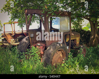 De vieux tracteurs se ruent près du village de Kettlewell dans les Yorkshire Dales, Yorkshire, Royaume-Uni Banque D'Images