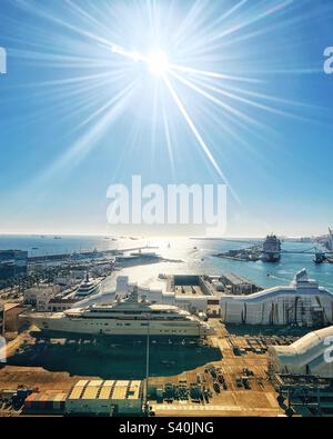 Soleil sur le port de Barcelone en Espagne. Vue aérienne avec yacht sur un quai sec Banque D'Images