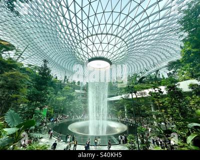 Chute d'eau intérieure de la Rain Vortex et Shiseido Forest Valley à l'aéroport de Jewel Changi. Banque D'Images