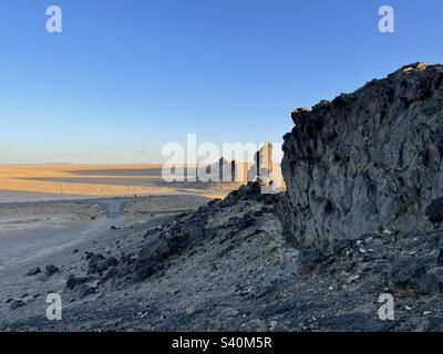 Indian Service route 13 passant par une ouverture dans le mur comme des feuilles de minette, appelé digues rayonnant vers l'extérieur de la formation de roche de Shiprock au champ volcanique Navajo dans le comté de San Juan, NM. Banque D'Images