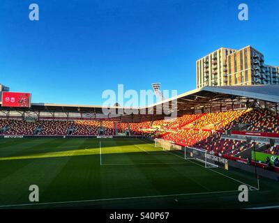 Vue générale sur le Gtech Community Stadium, stade de Brentford FC à l'ouest de Londres. Brentford joue actuellement dans la Premier League anglaise. Banque D'Images