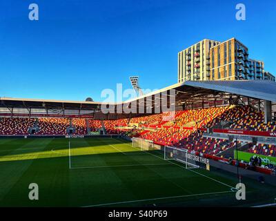 Vue générale sur le Gtech Community Stadium, stade de Brentford FC à l'ouest de Londres. Brentford joue actuellement dans la Premier League anglaise. Banque D'Images