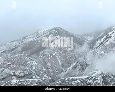 Le climat hivernal et les montagnes Wasatch juste à l'est de la vallée de Salt Lake dans l'Utah, aux États-Unis. Banque D'Images