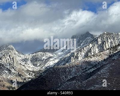 La chaîne de montagnes Wasatch, fraîchement enneigée, se trouve juste à l'est de Salt Lake City, dans l'Utah, aux États-Unis. Banque D'Images