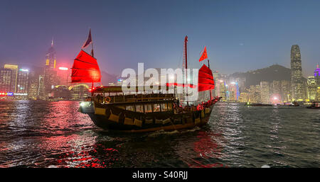 Dîner-croisière traditionnel à voile rouge dans le port de Hong Kong Banque D'Images