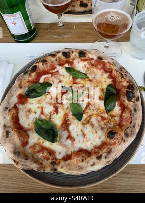 Photographie alimentaire ; Pizza ; Pizza Margherita ; Neapolitan Pizza, Milan ; Italie Banque D'Images