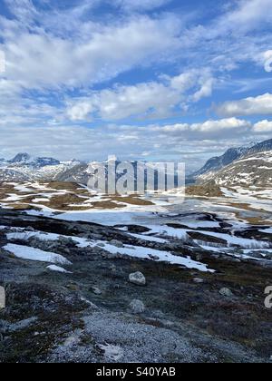 Paysage de montagne à Nordland, nord de la Norvège, en juin 2022 Banque D'Images