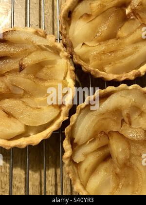 Des tartes à la poire sur une grille de refroidissement Banque D'Images