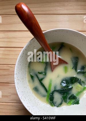 Soupe de miso végétarienne faite à partir de zéro dans un bol blanc avec une cuillère en bois Banque D'Images