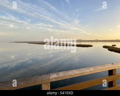 Mer et ciel spectaculaires réflexions des nuages dans l'eau South California Wetlands Orange County Banque D'Images