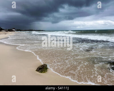 Bord de mer des Caraïbes plage de réunion avec nuages de tempête sombre au-dessus. Riviera Maya Mexique décembre 2022 Banque D'Images