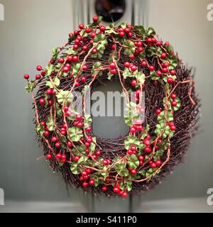 Une couronne de Noël accrochée sur une porte. Banque D'Images