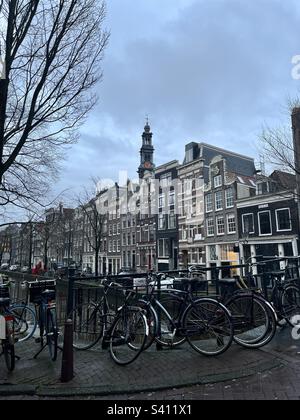 Vue sur le Westertoren depuis le Bloemgracht dans le quartier historique de Jordaan à Amsterdam, aux pays-Bas. Banque D'Images