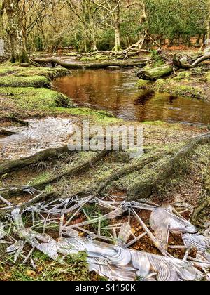 Des motifs abstraits de cristal de glace sur la flaque congelée de s'être éloignée du cours d'eau inondé de « Ober Water » dans le parc national de New Forest Hampshire Royaume-Uni Banque D'Images