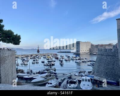 Bateaux dans le port de Dubrovnik avec la vieille ville en arrière-plan Banque D'Images