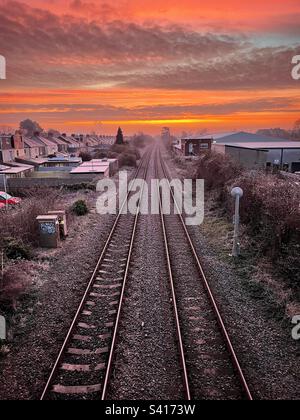 Lignes de chemin de fer menant dans la distance sur un froid matin de janvier à l'aube. Banque D'Images