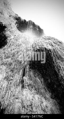 Cascade de la piste sinueuse à Escondido Canyon, Malibu, CA Banque D'Images