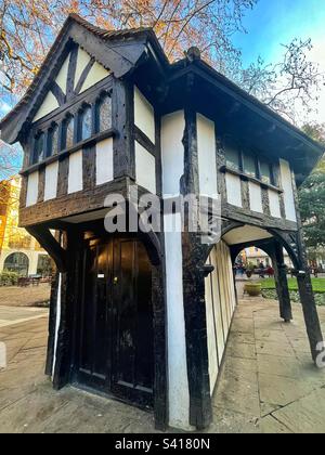 Tudor Gardener’s Hut à Soho Square, Londres- en 1992, la hutte de deux étages a été classée en deuxième année et utilisée comme abri à la bombe pendant la Seconde Guerre mondiale Banque D'Images