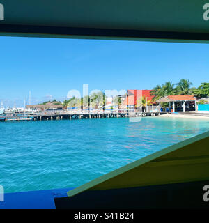 Novembre 2022, vue d'un ferry Ultramar à Isla Mujeres sur le point de retourner à Cancun Banque D'Images