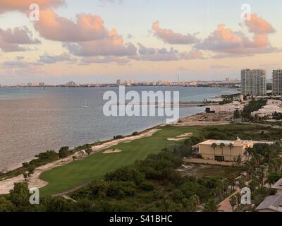 Novembre 2022, vue sur le coucher du soleil depuis une chambre au Dreams Vista Cancun Golf and Spa Resort, Cancun, Quintana Roo, Mexique Banque D'Images