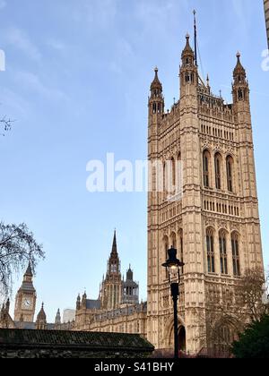 Tour Victoria et Big Ben (tour Elizabeth) à Westminster Londres en hiver. Banque D'Images