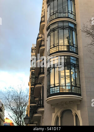 Façade de la maison Art Nouveau. Ayala Street, Madrid, Espagne. Banque D'Images