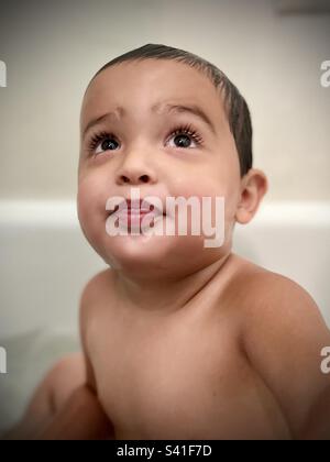 Petit garçon aux cheveux foncés dans la baignoire Banque D'Images