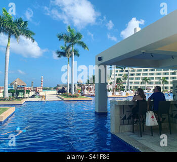 Piscine, et bars et SIPS Bar, Hyatt Ziva Cancun, Punta Cancun, Hotel zone, Cancun, Quintana Roo, Mexique Banque D'Images