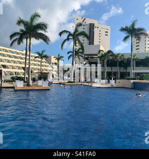 Piscine, Hyatt Ziva Cancun, Punta Cancun, Hotel zone, Cancun, Quintana Roo, Mexique Banque D'Images