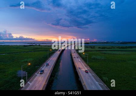 Pont de l'Interstate 10 sur Mobile Bay au coucher du soleil Banque D'Images